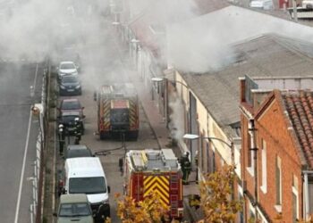 Un aparatoso incendio en el Rastro Betel, en Vía Complutense, deja un herido y obliga a desalojar un Mercadona