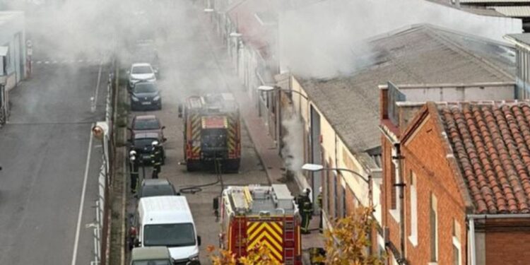 Un aparatoso incendio en el Rastro Betel, en Vía Complutense, deja un herido y obliga a desalojar un Mercadona 1 incendio nave via complutense