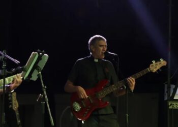 Concierto solidario de La Voz del Desierto, conocidos como los “curas rockeros”, para ayudar a los damnificados por la DANA