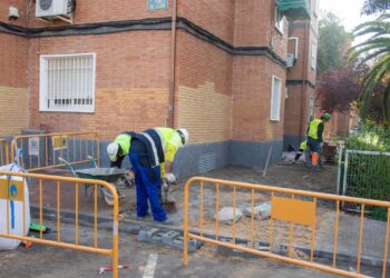 Comienzan las obras de renovación de las deterioradas aceras de Reyes II
