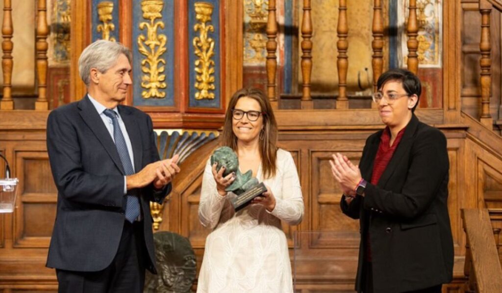 El Servicio 016 recibe el Premio Extraordinario IV Centenario Francisca de Pedraza contra la Violencia de Género 1 premio extraordinario francisca de pedraza 016