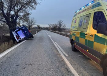 Accidente de tráfico en Meco: una furgoneta colisiona contra un árbol en la M-116
