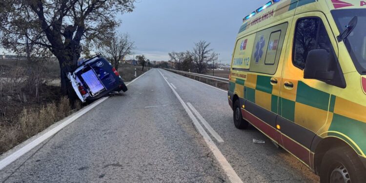 Accidente de tráfico en Meco: una furgoneta colisiona contra un árbol en la M-116 1 Foto: 112 Comunidad de Madrid