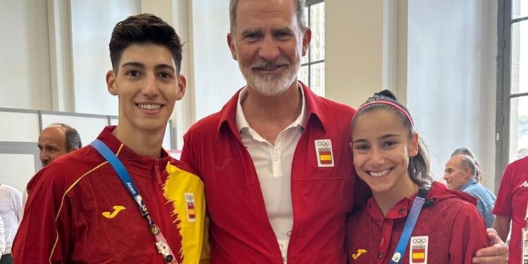 Adriana Cerezo y Adrián Vicente junto a Felipe VI.