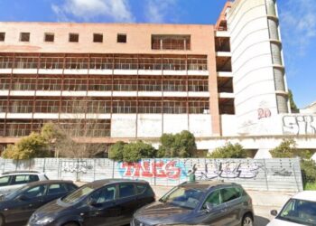 Desalojan sin incidentes el antiguo ambulatorio del Val tras años de abandono por la Comunidad de Madrid