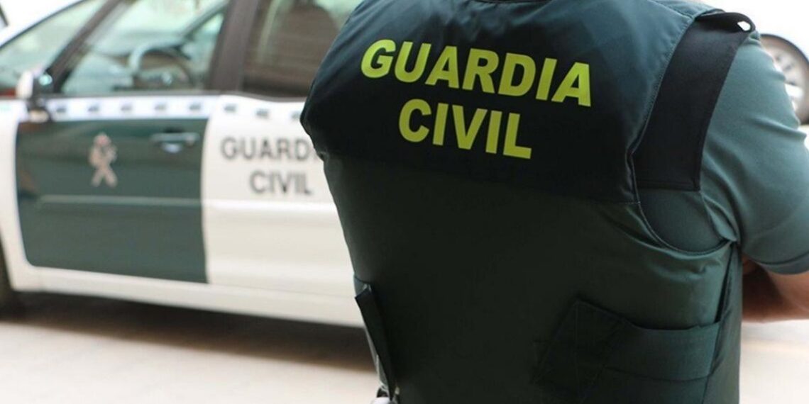 Dos detenidos por retirar dinero en Alcalá con una tarjeta robada en un centro comercial de Azuqueca 1 Imagen: Guardia Civil