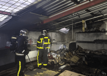 Siete dotaciones de bomberos logran evitar la propagación de un incendio en el polígono industrial Jumapi