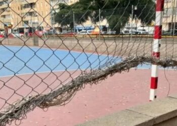 El deterioro de las pistas deportivas del parque en la calle Río Torcón preocupa a los vecinos