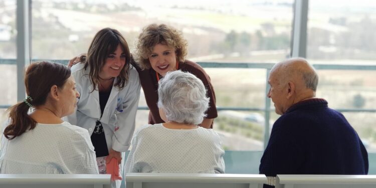 La Asociación ‘MIMA mis mayores’ en su visita al Hospital Príncipe de Asturias