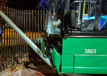 Un autobús pierde el control y colisiona contra la valla del Parque de la Juventud