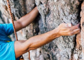 La JUVE propone una experiencia única para jóvenes con espeleología y escalada