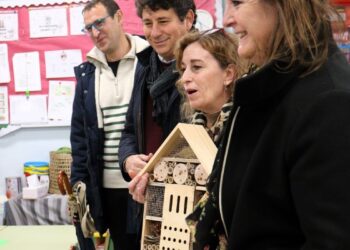 El CEIP Dulcinea celebra el Día de la Educación Ambiental con un hotel de insectos donado por la Concejalía de Medio Ambiente