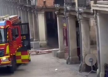 Incendio en una vivienda de la Calle Mayor moviliza un amplio dispositivo de emergencias
