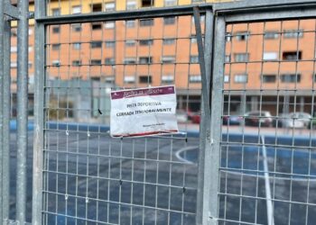 El visible deterioro de la pista polideportiva de Dámaso Alonso enfrenta a grupos políticos mientras los vecinos siguen sin solución
