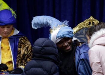 Niños y mayores reciben a los Reyes Magos en la Catedral-Magistral de Alcalá