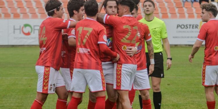 El Alcalá consolida su liderato con una contundente victoria por 3-0 al Parla 1 rsd alcala vs parla