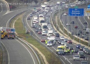 Un camión accidentado y el ‘efecto mirón’ generan más de 3 kilómetros de retenciones en la A-2 a la altura de Oasiz