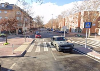 Un coche impacta contra dos vehículos estacionados en la Avenida de la Alcarria y sus ocupantes huyen antes de la llegada de la Policía Local