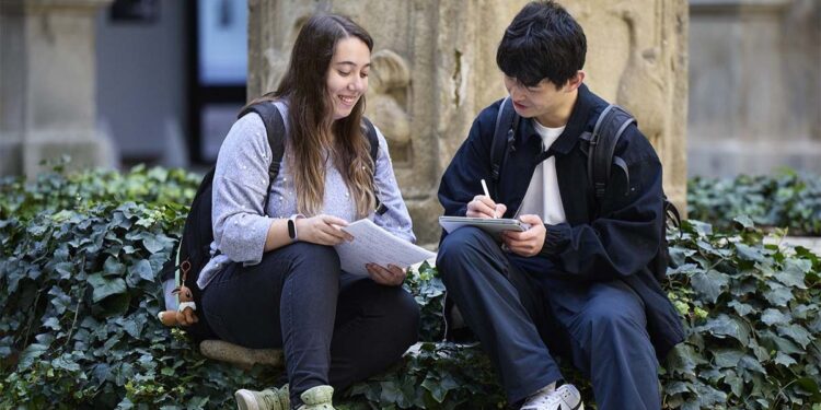 Los estudiantes de la UAH podrán acceder a becas de hasta 12.000 euros el próximo curso 1 becas uah banco santander