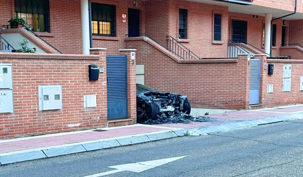 coche calcinado ciudad 10