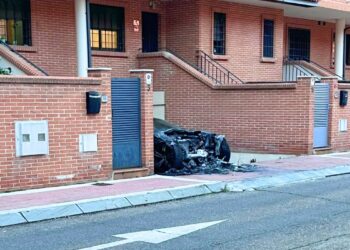 Noche de tensión en Ciudad 10: un vehículo se incendia en la rampa del garaje de una vivienda