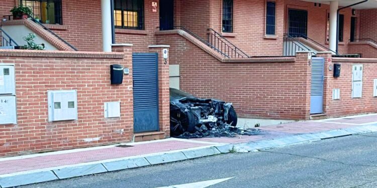coche calcinado ciudad 10