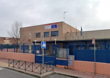 Golpes e insultos en la puerta del colegio Mozart: un matrimonio agrede a una joven y bloquea el tráfico