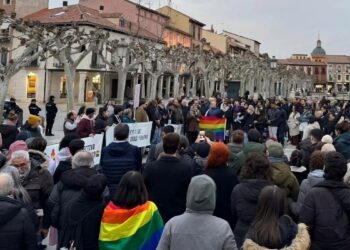 Más de 300 personas se concentran en la Plaza de Cervantes contra la agresión tránsfoba a Yulia