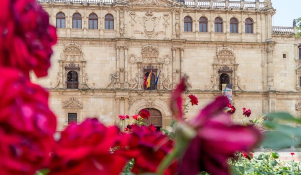 fachada universidad de alcala