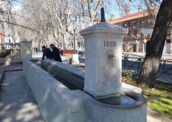 La fuente-abrevadero del siglo XIX del Paseo de Pastrana vuelve a funcionar tras su restauración