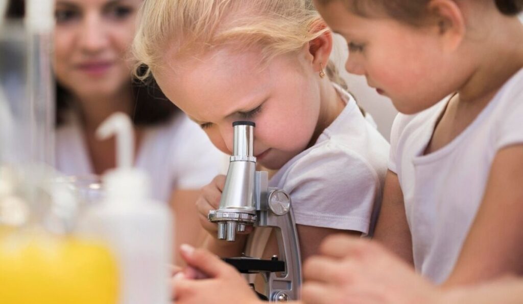 mujer nina ciencia