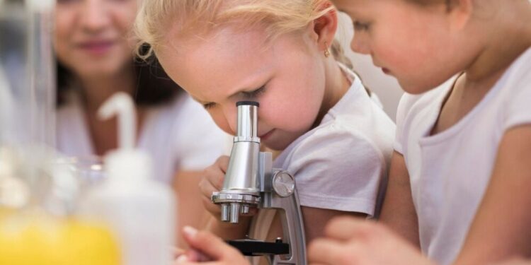 Investigadoras de la Universidad de Alcalá entran en las aulas con talleres y experimentos para acercar la ciencia al alumnado 1 mujer nina ciencia