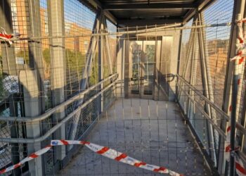 Los ascensores de la pasarela de la calle Infantado continúan sin uso por la falta de contrato de mantenimiento