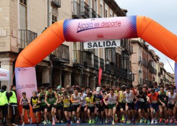 Más de 2.000 corredores desafían la lluvia en la gran fiesta del atletismo alcalaíno