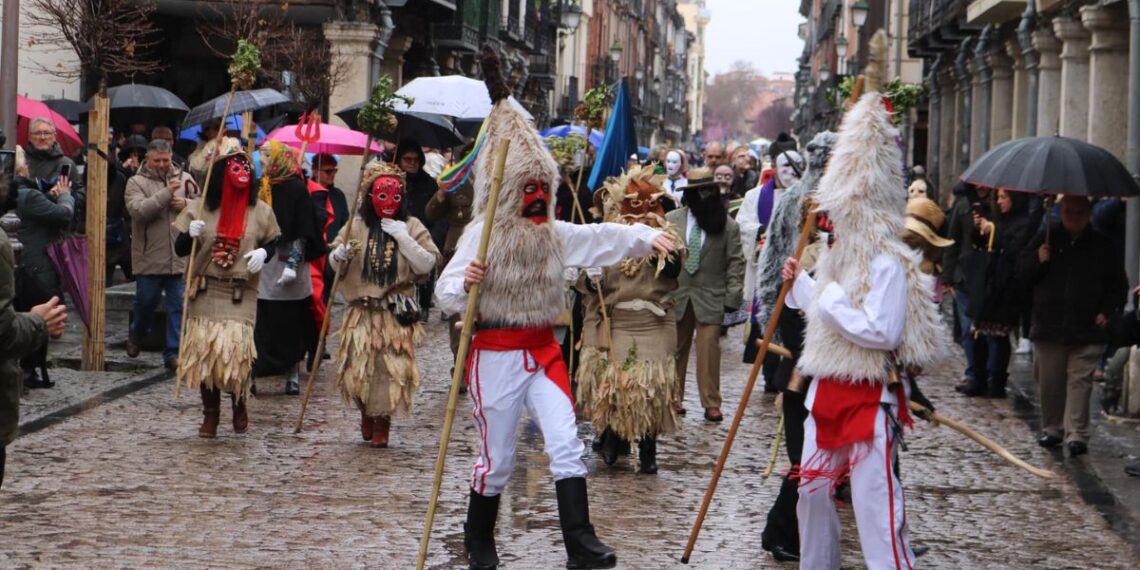 Ni la lluvia pudo frenar la tradición asturiana: el 'Antroxu' llena de color y música las calles de Alcalá 1 antrotxu casa asturias alcala