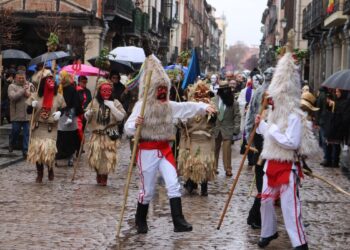 Ni la lluvia pudo frenar la tradición asturiana: el ‘Antroxu’ llena de color y música las calles de Alcalá