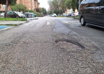 Reforma en Núñez de Guzmán: mejoras en el asfalto y accesibilidad en una de las calles clave de Reyes Católicos
