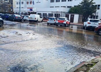 Una fuga de agua de gran magnitud obliga a cortar el tráfico en la calle Valladolid
