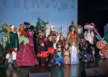 La lluvia no frena la fiesta: El Bosque Encantado se alza con la victoria en el concurso de Comparsas