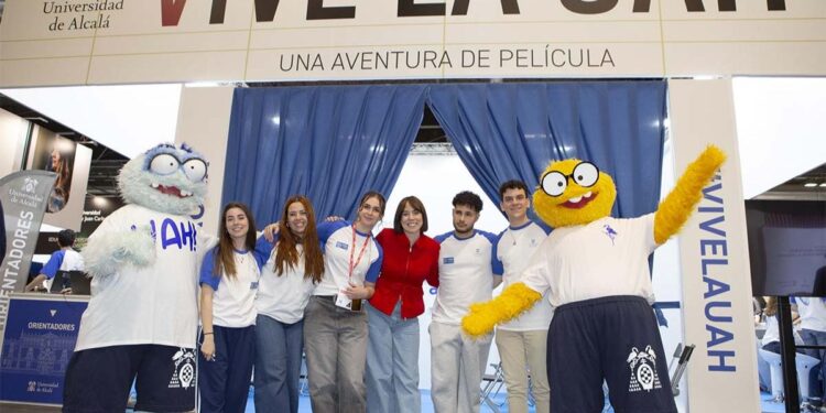 Diana morant en su visita al stand de la UAH. Foto: UAH