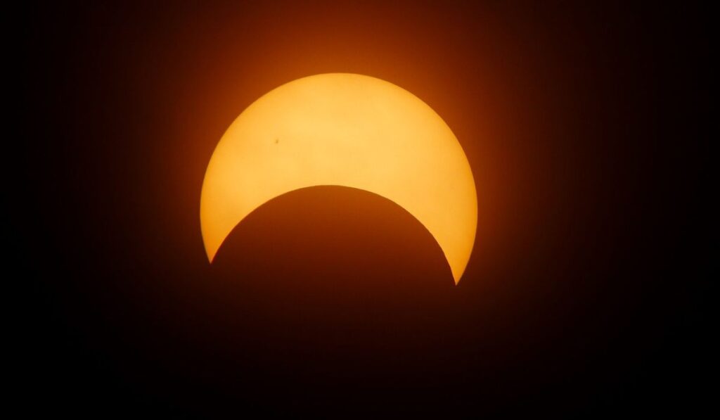 La Agrupación Astronómica Complutense invita a observar el eclipse parcial de Sol este sábado en el Centro Cultural La Galatea 1 eclipse solar