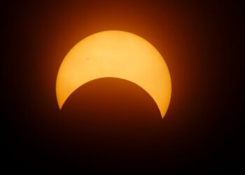 La Agrupación Astronómica Complutense invita a observar el eclipse parcial de Sol este sábado en el Centro Cultural La Galatea