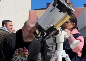 Una mañana para mirar al cielo: el eclipse solar reunió a decenas de alcalaínos y alcalaínas en La Galatea