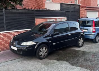 Susto en el Ensanche: un Renault Mégane se incendia frente a varias viviendas y moviliza a los servicios de emergencia