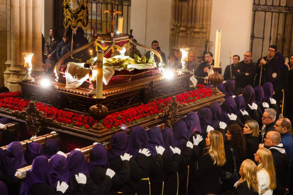 La lluvia vuelve a deslucir el Viernes Santo en Alcalá y obliga a celebrar un acto interior por el Santo Entierro 15 491409742 1115633380592194 6942150592986022697 n