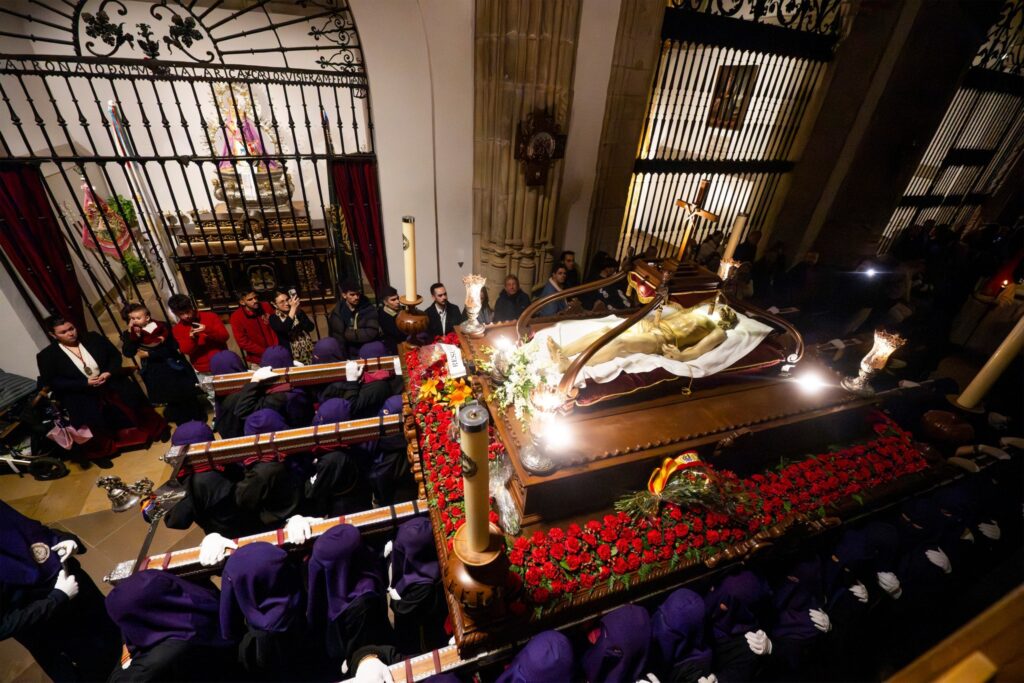La lluvia vuelve a deslucir el Viernes Santo en Alcalá y obliga a celebrar un acto interior por el Santo Entierro 13 491967228 1115634030592129 4478667962398802731 n