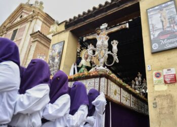 La lluvia obliga a suspender la procesión del Cristo de la Esperanza y la Virgen de la Misericordia tras recorrer solo unos metros
