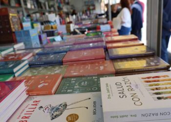 La XLII Feria del Libro de Novedad llena de cultura la Plaza de Cervantes hasta el 11 de mayo con un amplio programa de actividades