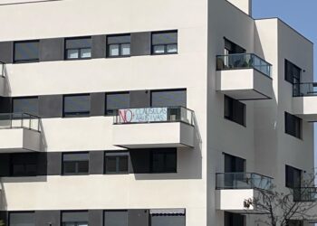 “No + cláusulas abusivas”: los vecinos y vecinas de un bloque en El Olivar alzan la voz contra su empresa gestora