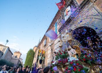 El Jueves Santo recupera su esplendor con la salida de Jesús de Medinaceli tiñendo el casco histórico de morado